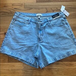 Abercrombie & Fitch “The Dad Short”